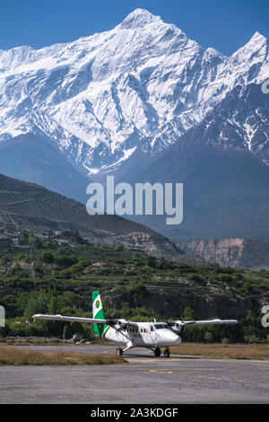 Flugzeuge von Tara Luft am Flughafen Jomsom, Mustang, Nepal Stockfoto