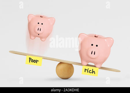 Oor und reiche Sparschwein auf Balance Scale-Konzept der sozialen Ungleichheit zwischen Reichen und Armen Stockfoto