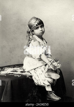 Niedliches Kind im Hut, im Atelier des Fotografen, mit der Beschriftung 'Mauresque Child' so wahrscheinlich Nordafrika, Ende des 19. Jahrhunderts Stockfoto