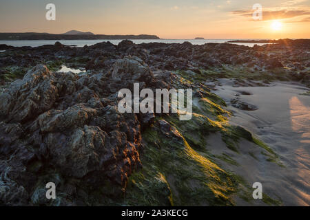 Felsen auf fünf Finger Strand bei Sonnenuntergang, Trawbreaga Bay und Dunaff Kopf von Soldaten Hill, Halbinsel Inishowen, Co Donegal, Irland Stockfoto