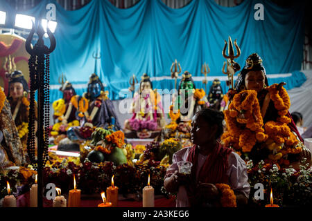 Hinduistische Gläubige nehmen an Navratri feiern durch den Sri Mariamman Tempel am 8. Oktober 2019 in Bangkok, Thailand. Die häufigsten beobachteten Hindu Festival von Navratri feiert den Sieg einer für eine Reihe von Göttern, abhängig von der Region, die über das Böse und erfolgt über neun Heiligen Nächte. Stockfoto