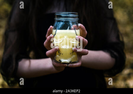 Kreative Halloween Tag Zusammensetzung. Urlaub Feier gelbe Kerze Stockfoto