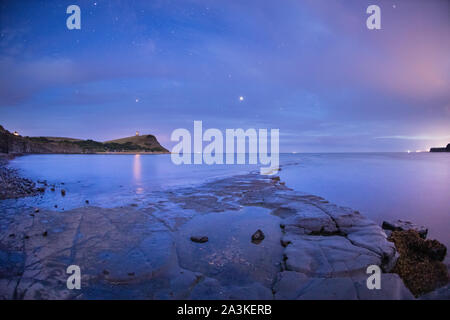 Jupiter (Mitte) und Saturn (Mitte links) in den Nachthimmel über Kimmerridge Bay, Jurassic Coast, Dorset, England, Großbritannien Stockfoto