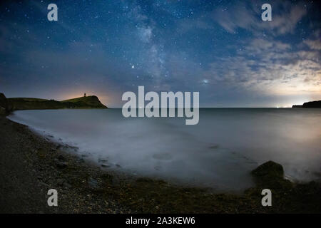 Die Milchstraße mit Saturn und Jupiter in den Nachthimmel über Kimmeridge Bay, Jurassic Coast, Dorset, England, Großbritannien Stockfoto