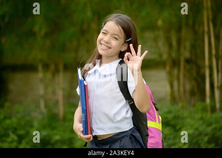 Okay jungen asiatischen Schule Mädchen tragen Schuluniform mit Notebooks Stockfoto