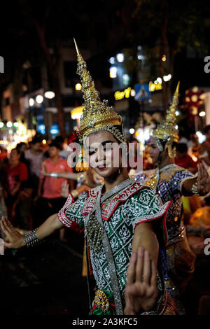 Hinduistische Gläubige nehmen an Navratri feiern durch den Sri Mariamman Tempel am 8. Oktober 2019 in Bangkok, Thailand. Die häufigsten beobachteten Hindu Festival von Navratri feiert den Sieg einer für eine Reihe von Göttern, abhängig von der Region, die über das Böse und erfolgt über neun Heiligen Nächte. Stockfoto