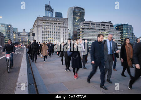 Pendler auf die London Bridge in der Dämmerung, London, England, Großbritannien Stockfoto