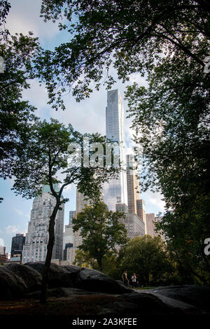 Ein 57 Eigentumswohnung und Office Tower als vom Central Park in Manhattan gesehen. Der Turm ist eine von einer wachsenden Zahl von teuren Luxus Eigentumswohnung Türme in der Nähe des Central Park. Stockfoto