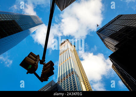 432 Park Avenue Eigentumswohnung und Office Tower im Bau, wie von der 57. Straße in Manhattan gesehen. Der Turm ist eine von einer wachsenden Zahl von teuren Luxus Eigentumswohnung Türme in der Nähe des Central Park. Stockfoto