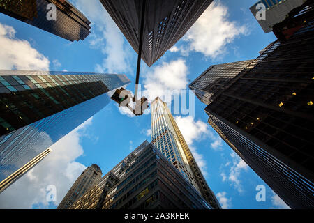 432 Park Avenue Eigentumswohnung und Office Tower im Bau, wie von der 57. Straße in Manhattan gesehen. Der Turm ist eine von einer wachsenden Zahl von teuren Luxus Eigentumswohnung Türme in der Nähe des Central Park. Stockfoto