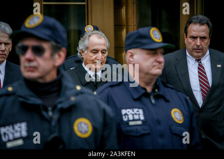 Bernard Madoff verlässt die Manhattan Federal Courthouse in New York. In einem Gerichtssaal Überraschung, es war vom 8. März 2009 ergab, dass Bernard Madoff zwei Tage später macht sich schuldig für Wertpapiere betrug, Meineid und anderen Verbrechen zu plädieren. Stockfoto