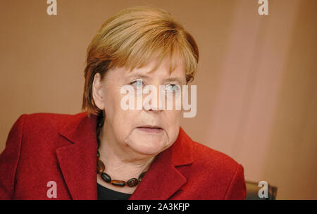 Berlin, Deutschland. 09 Okt, 2019. Bundeskanzlerin Angela Merkel (CDU) wartet auf den Beginn der Kabinettssitzung im Kanzleramt. Quelle: Michael Kappeler/dpa/Alamy leben Nachrichten Stockfoto