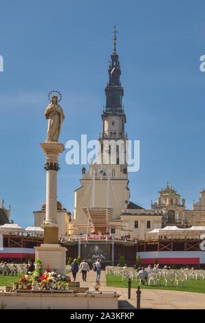 Tschenstochau, Polen - 15. September 2019: Klosterturm und Skulptur der Jungfrau Maria in Jasna Góra in Tschenstochau, Polen. Stockfoto