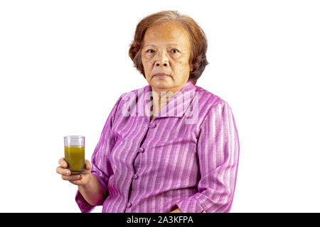 Alten asiatischen Frau mit grüner Tee Tasse mit einer Hand auf weißem Hintergrund Stockfoto