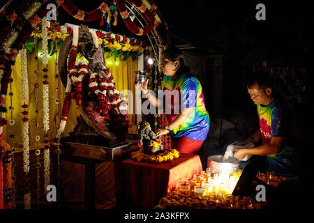 Hinduistische Gläubige nehmen an Navratri feiern durch den Sri Mariamman Tempel am 8. Oktober 2019 in Bangkok, Thailand. Die häufigsten beobachteten Hindu Festival von Navratri feiert den Sieg einer für eine Reihe von Göttern, abhängig von der Region, die über das Böse und erfolgt über neun Heiligen Nächte. Stockfoto