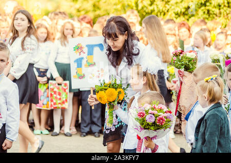 Tag des Wissens, der erste Glocke 24 Schule Ukraine, Lutsk 01-09-2015 Stockfoto