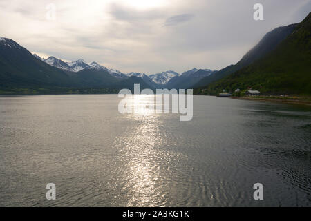 Panoramablick auf die verschneiten Berge entlang der romsdalsfjorden in der Nähe von Molde, Norwegen, stord Fjordküste mit Wasser Reflexionen Stockfoto