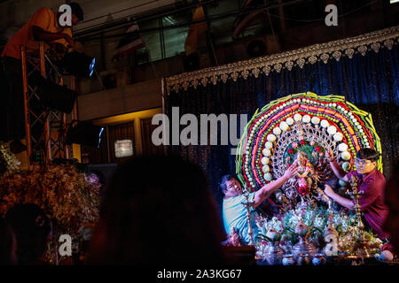Hinduistische Gläubige nehmen an Navratri feiern durch den Sri Mariamman Tempel am 8. Oktober 2019 in Bangkok, Thailand. Die häufigsten beobachteten Hindu Festival von Navratri feiert den Sieg einer für eine Reihe von Göttern, abhängig von der Region, die über das Böse und erfolgt über neun Heiligen Nächte. Stockfoto