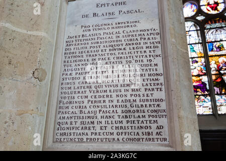 Blaise Pascal's Epitaph in Saint-Étienne-du-Mont, wo er begraben wurde. Stockfoto