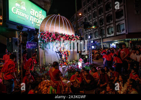 Hinduistische Gläubige nehmen an Navratri feiern durch den Sri Mariamman Tempel am 8. Oktober 2019 in Bangkok, Thailand. Die häufigsten beobachteten Hindu Festival von Navratri feiert den Sieg einer für eine Reihe von Göttern, abhängig von der Region, die über das Böse und erfolgt über neun Heiligen Nächte. Stockfoto