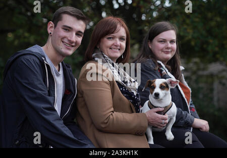 Auf 0001 Donnerstag, Oktober 10 Studenten Paige Ein (rechts) und James Woods mit Sally Ingram und Bessie, einem drei Jahre alten Jack Russell, der verbindet den Kampf Studenten an der Universität Newcastle mit ihre psychische Gesundheit zu helfen, ist ein Embargo verhängt. Bessie, die Sally Ingram, Direktor der Universität Student Gesundheit und Wohlbefinden gehört, ist für Studierende zum Ausleihen und für einen Spaziergang rund um den lokalen Parks. Stockfoto