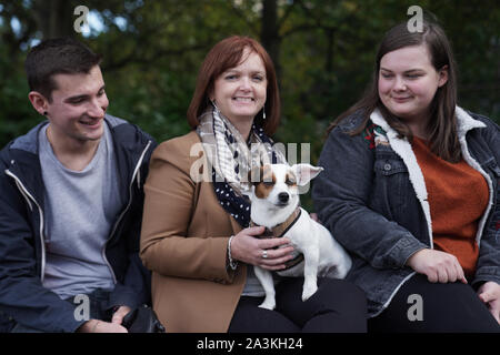 Auf 0001 Donnerstag, Oktober 10 Studenten Paige Ein (rechts) und James Woods mit Sally Ingram und Bessie, einem drei Jahre alten Jack Russell, der verbindet den Kampf Studenten an der Universität Newcastle mit ihre psychische Gesundheit zu helfen, ist ein Embargo verhängt. Bessie, die Sally Ingram, Direktor der Universität Student Gesundheit und Wohlbefinden gehört, ist für Studierende zum Ausleihen und für einen Spaziergang rund um den lokalen Parks. Stockfoto