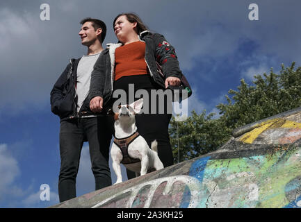 Auf 0001 Donnerstag, Oktober 10 Studenten Paige Ein (rechts) und James Woods mit Bessie, einem drei Jahre alten Jack Russell, der verbindet den Kampf Studenten an der Universität Newcastle mit ihre psychische Gesundheit zu helfen, ist ein Embargo verhängt. Bessie, die Sally Ingram, Direktor der Universität Student Gesundheit und Wohlbefinden gehört, ist für Studierende zum Ausleihen und für einen Spaziergang rund um den lokalen Parks. Stockfoto