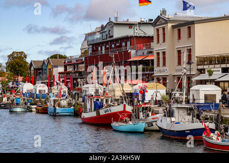 Warnemünde Fischereihafen, Boote im alten Kanal festgemacht, Alten Strom, Rostock Deutschland Stockfoto