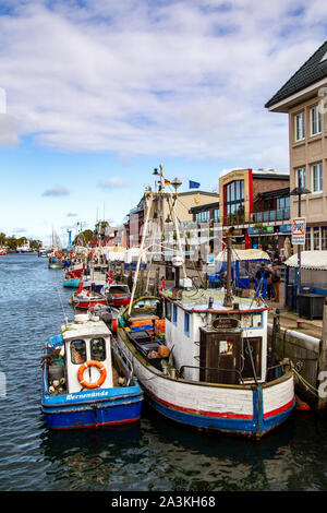 Warnemünde Fischereihafen, Boote im alten Kanal festgemacht, Alten Strom, Rostock Deutschland Stockfoto