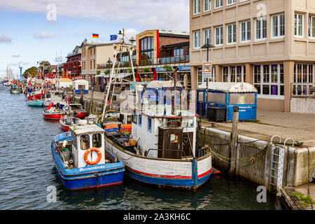 Warnemünde Fischereihafen, Boote im alten Kanal festgemacht, Alten Strom, Rostock Deutschland Stockfoto