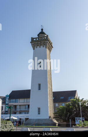 Roscoff, Finistere/Frankreich - 21. August 2019: Die historische lighhouse im Fischereihafen von Roscoff in kühlem Blau Abend licht Stockfoto