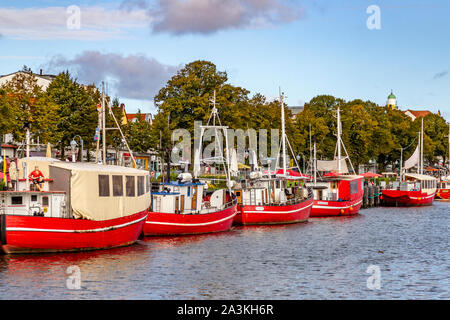 Warnemünde Fischereihafen, Boote im alten Kanal festgemacht, Alten Strom, Rostock Deutschland Stockfoto