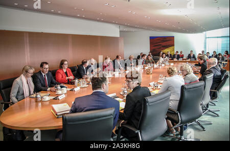 Berlin, Deutschland. 09 Okt, 2019. Bundeskanzlerin Angela Merkel (CDU) eröffnet die Sitzung des Bundeskabinetts im Kanzleramt. Quelle: Michael Kappeler/dpa/Alamy leben Nachrichten Stockfoto