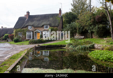 Reetdachhaus und Ententeich, Sibford Gower, Oxfordshire, England, Großbritannien Stockfoto