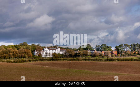 Blick über das Tal von Sandy Lane zum Whitehouse, 69 Berrywood Dr, Upton, Northampton. Stockfoto