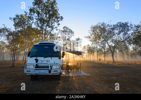 Ein Toyota Coaster Reisemobil lagerten bei Sonnenaufgang in den Busch, Mareeba, Queensland, Queensland, Australien Stockfoto