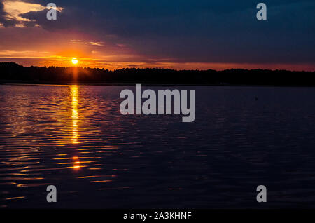 Sonnenuntergang über dem Meer Stockfoto