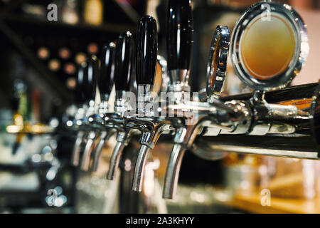 Nahaufnahme von Bier Taps in der Zeile. Metallischen Vorrichtungen für Bars und kleinen Brauereien. Konzept der moderne Ausstattung. Stockfoto