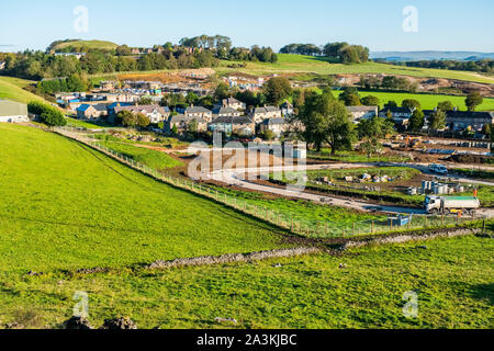 Entwicklung des neuen Gehäuses auf der grünen Wiese am Stadtrand von Buxton, Derbyshire, England Stockfoto