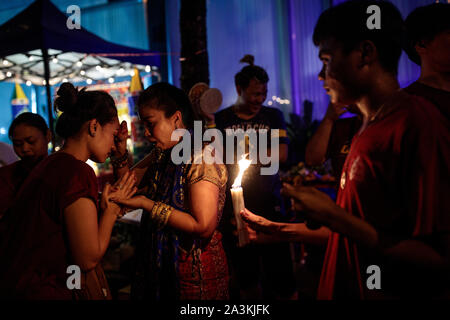 Hinduistische Gläubige nehmen an Navratri feiern durch den Sri Mariamman Tempel am 8. Oktober 2019 in Bangkok, Thailand. Die häufigsten beobachteten Hindu Festival von Navratri feiert den Sieg einer für eine Reihe von Göttern, abhängig von der Region, die über das Böse und erfolgt über neun Heiligen Nächte. Stockfoto