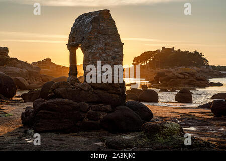 Der Schrein des Heiligen Guirec bei Sonnenuntergang und in Richtung Île de Costaérès, Plage de Bretagne, Ploumanac'h, Bretagne anzeigen Stockfoto