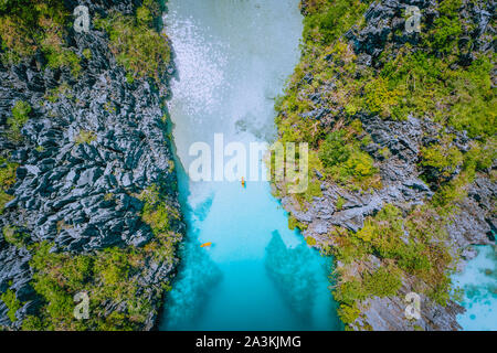 Luftbild von Oben nach Unten Blick auf Eingang in die große Lagune bei von Miniloc Island, El Nido, Palawan, Philippinen. Surreale karst Kalkstein Stockfoto