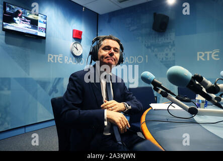 Finanzminister österlichen Donohoe (Links) im Studio bei RTE vor der Heute mit Sean O'Rourke zeigen Anrufe aus der Bevölkerung auf den Haushalt 2019 zu nehmen. Stockfoto