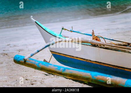 In der Nähe der traditionellen banca Fischer Boot auf den Strand. Nido, Philippinen Stockfoto
