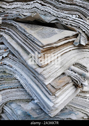 Stapel der verwitterte alte Bücher ad Zeitungen Stockfoto