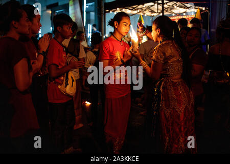 Hinduistische Gläubige nehmen an Navratri feiern durch den Sri Mariamman Tempel am 8. Oktober 2019 in Bangkok, Thailand. Die häufigsten beobachteten Hindu Festival von Navratri feiert den Sieg einer für eine Reihe von Göttern, abhängig von der Region, die über das Böse und erfolgt über neun Heiligen Nächte. Stockfoto