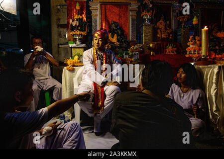 Hinduistische Gläubige nehmen an Navratri feiern durch den Sri Mariamman Tempel am 8. Oktober 2019 in Bangkok, Thailand. Die häufigsten beobachteten Hindu Festival von Navratri feiert den Sieg einer für eine Reihe von Göttern, abhängig von der Region, die über das Böse und erfolgt über neun Heiligen Nächte. Stockfoto