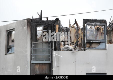 Aus Mehrparteienhaus in Brighton, East Sussex verbrannt. Niemand wurde verletzt oder im Feuer getötet. Stockfoto