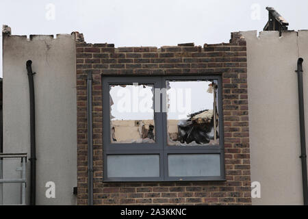 Aus Mehrparteienhaus in Brighton, East Sussex verbrannt. Niemand wurde verletzt oder im Feuer getötet. Stockfoto