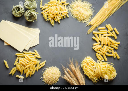 Verschiedene Arten von Teigwaren, die aus Weichweizen für das Kochen mediterrane Gerichte. Ansicht von oben, Platz für Text. Stockfoto